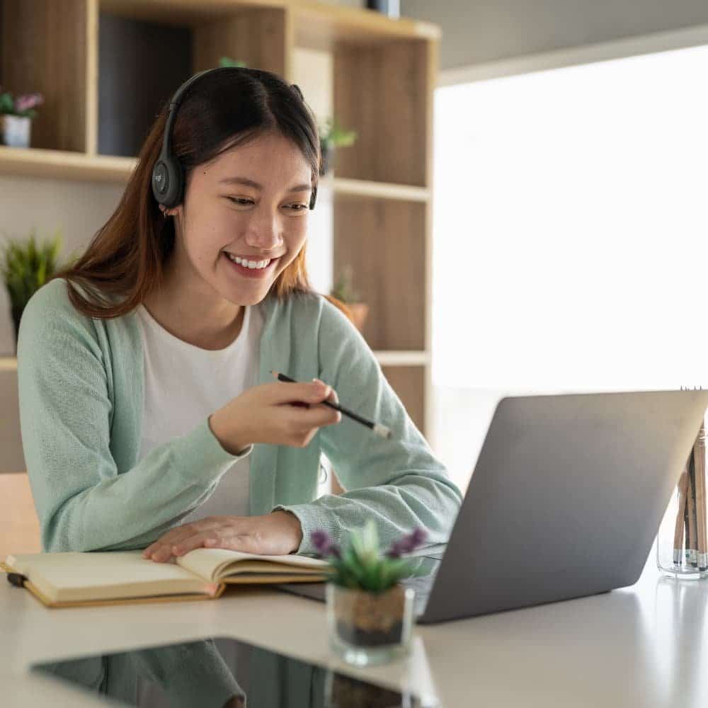 nurse-studying-ce-courses